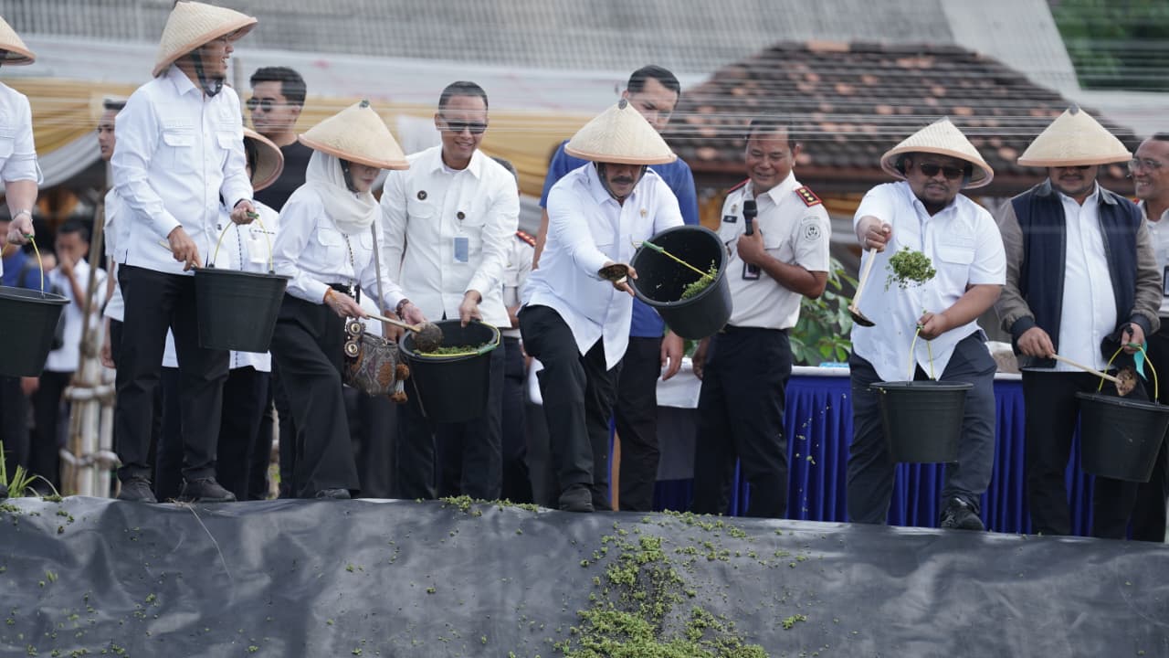 Menteri Imipas Ajak Komisi XIII DPR RI Tinjau Titik Strategis Ketahanan Pangan di Lapas Terbuka Kendal