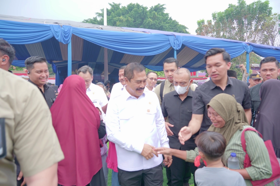 Salurkan 5.000 Paket Sembako, Menteri Agus: Kami Ada untuk Melayani Masyarakat