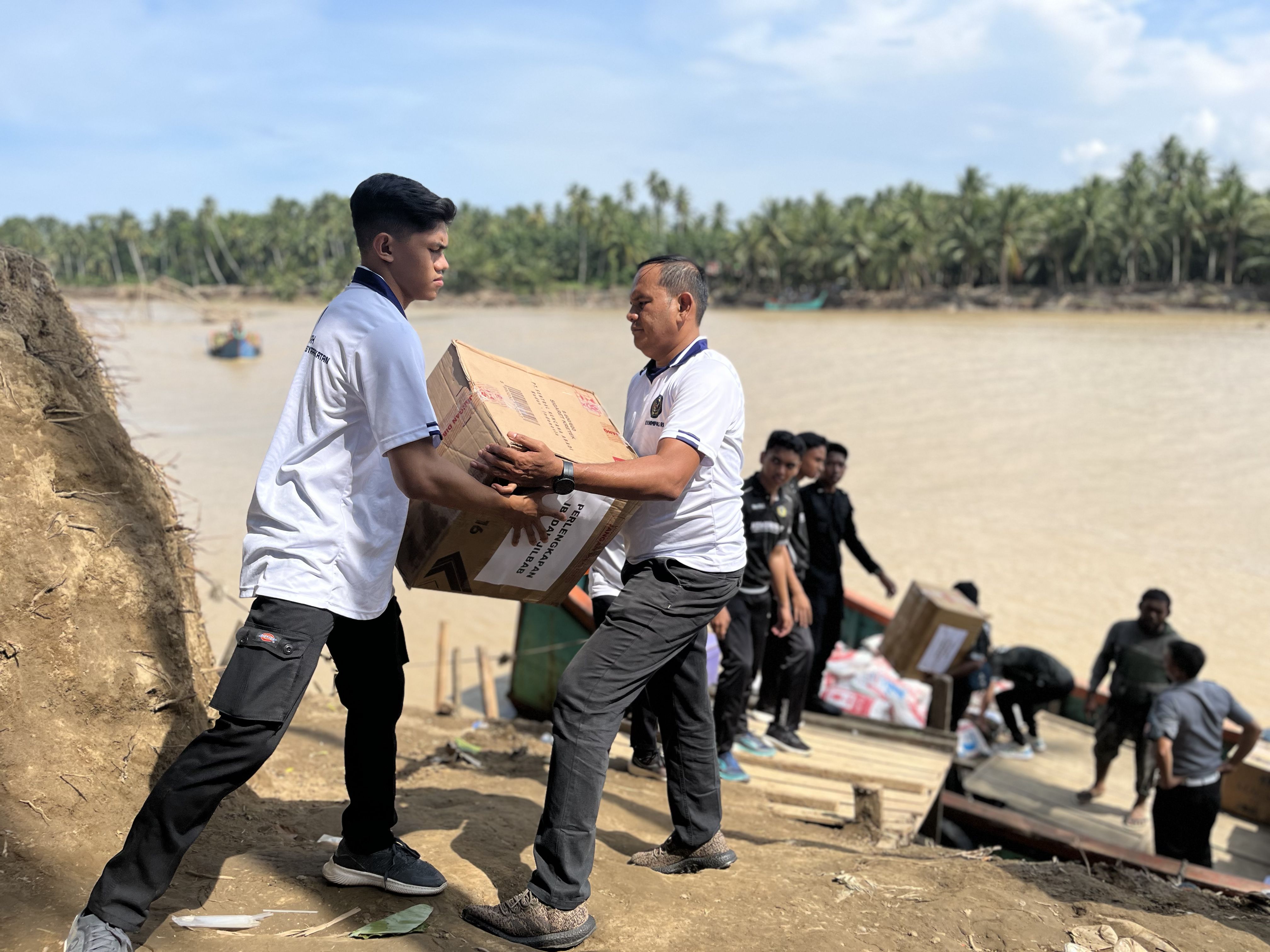 Menempuh Medan Ekstrem, Kanwil Ditjenpas Aceh Salurkan Bantuan Solidaritas untuk UPT Terdampak Bencana