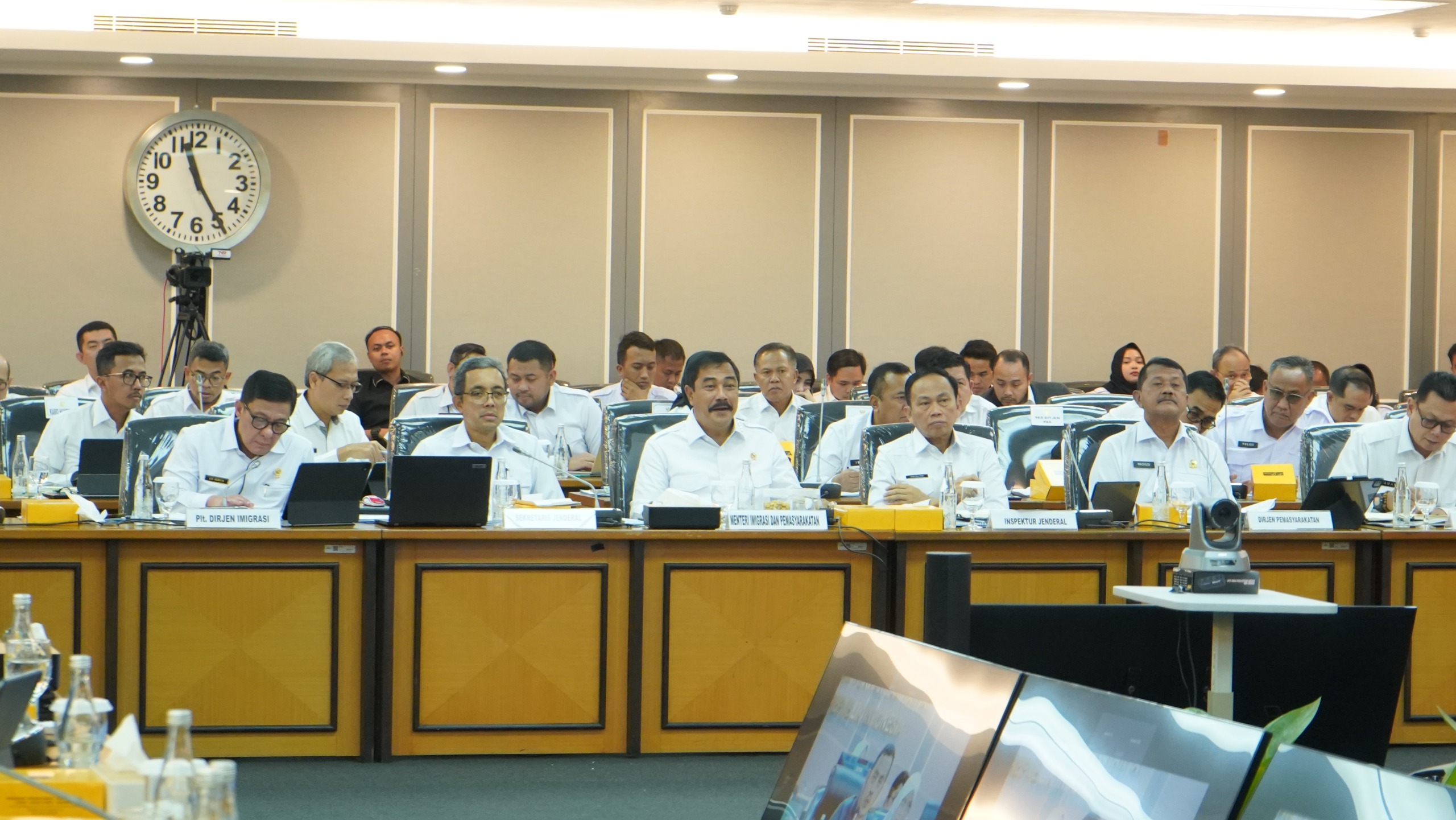 Raker dengan Komisi XIII DPR RI, Menteri Agus Paparkan Pemberian Amnesti dan Transfer Narapidana serta Pengawasan Lalu Lintas WNA