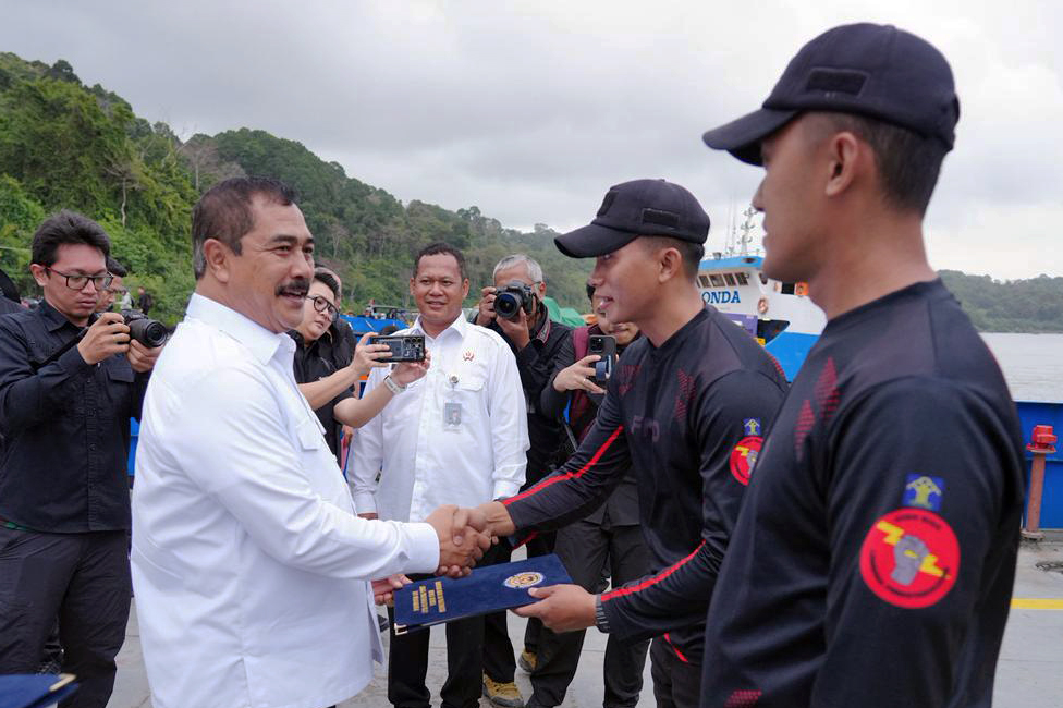 Apresiasi Pelayanan PRIMA, Menteri Agus Serahkan Langsung SK Kenaikan Kelas Jabatan Petugas Nusakambangan