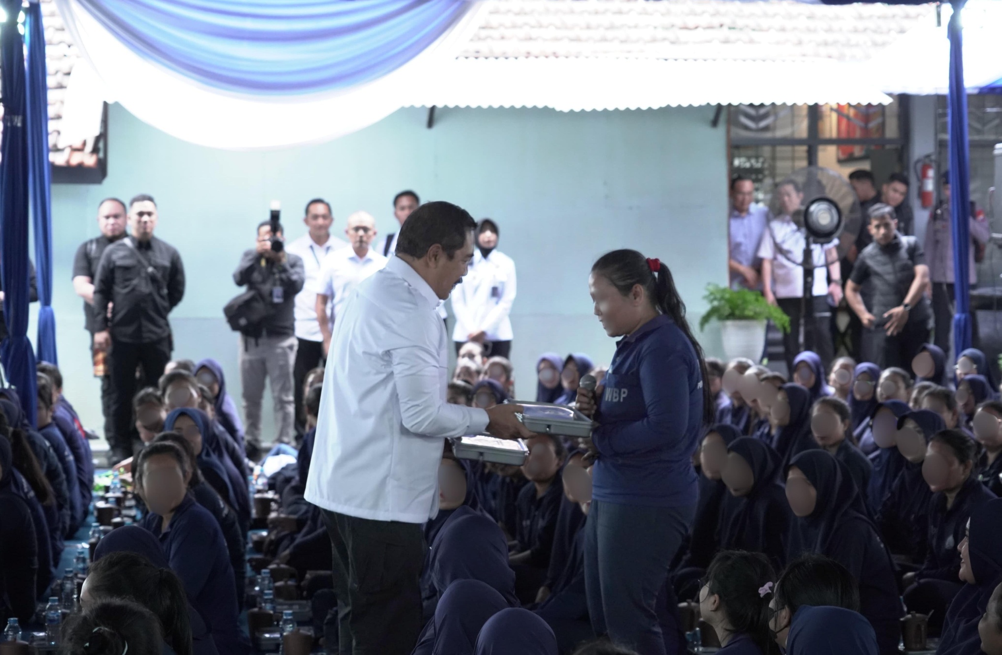 Lakukan Pendekatan Psikosial, Menteri Agus Makan Siang Bersama Warga Binaan