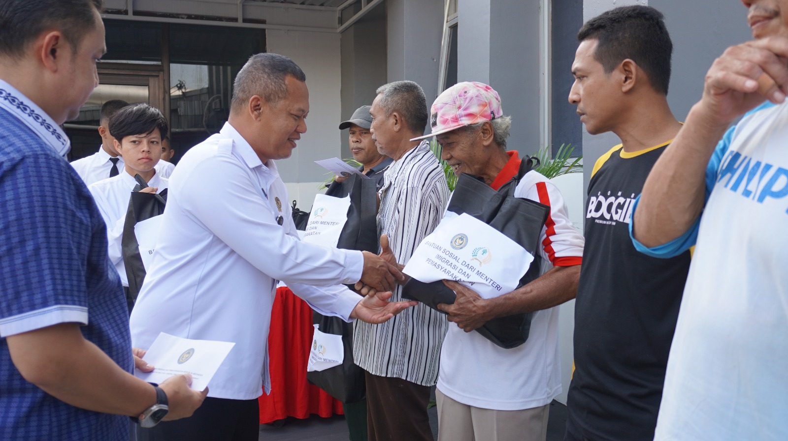 Kanwil Ditjenpas Jateng Bagikan Bantuan Sosial di Lapas Purwokerto
