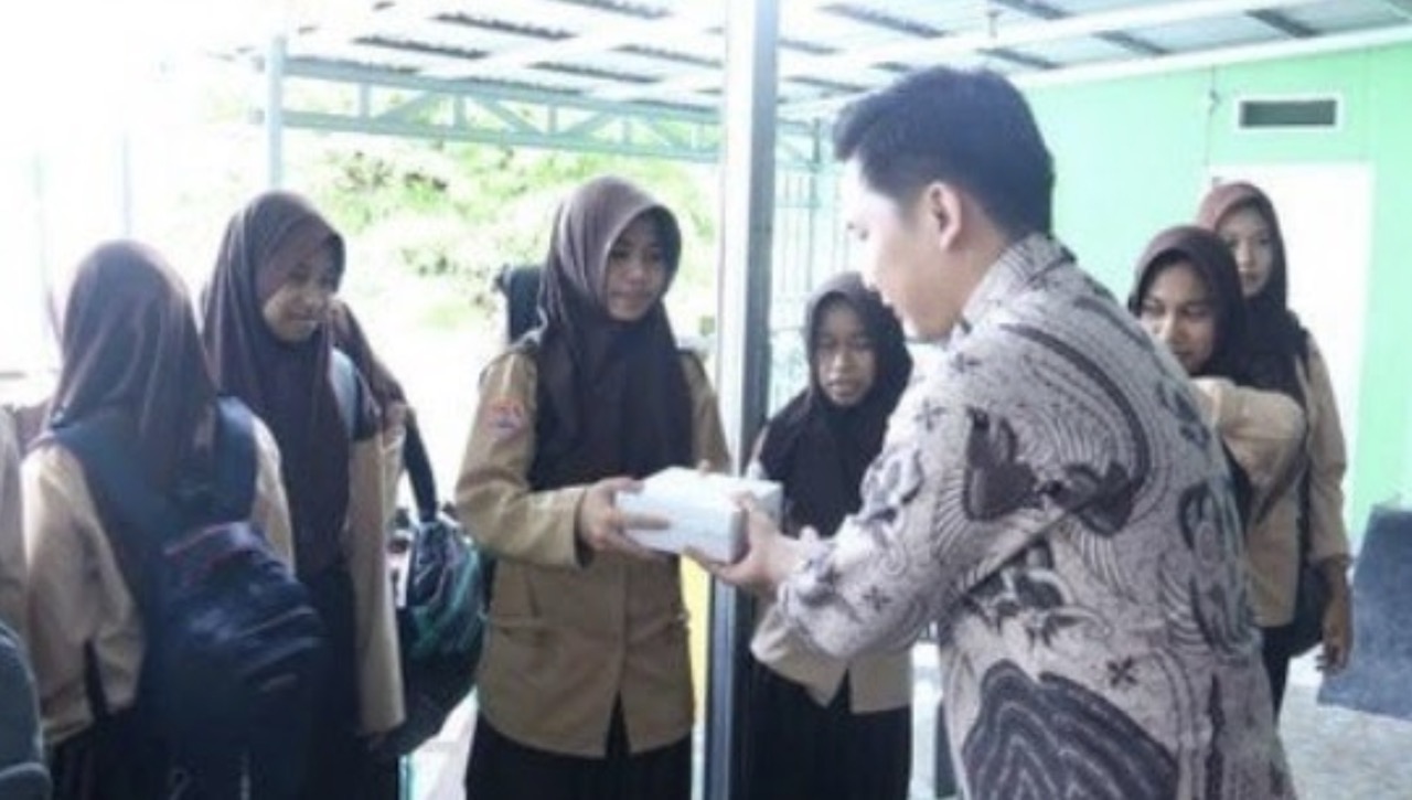 Gelar Bakti Sosial, Kantor Imigrasi Banggai Berbagi Makanan Bergizi kepada Masyarakat