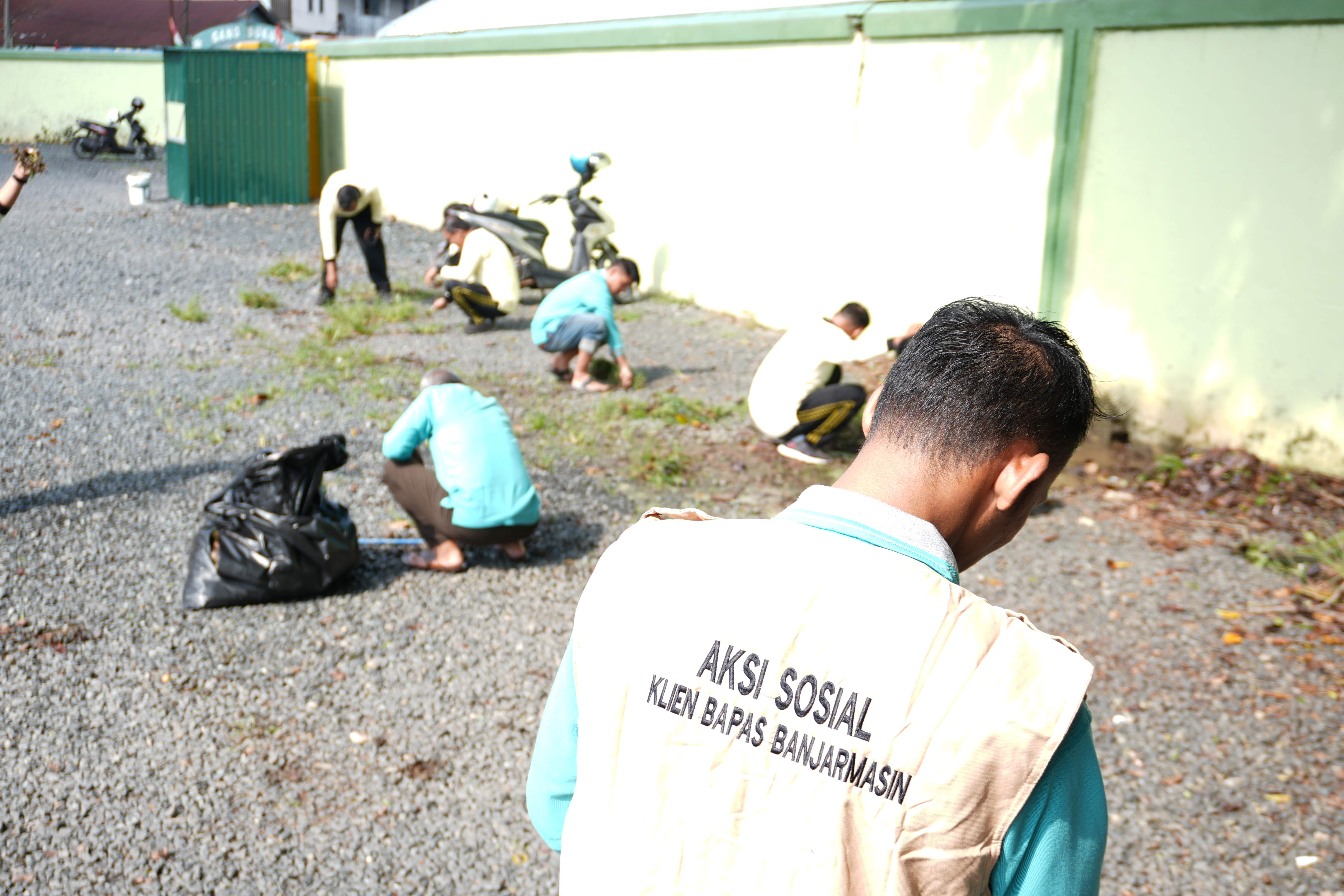 Dorong Reintegrasi Sosial, Klien Bapas Banjarmasin Gelar Aksi Sosial Bersihkan Stadion Lambung Mangkurat