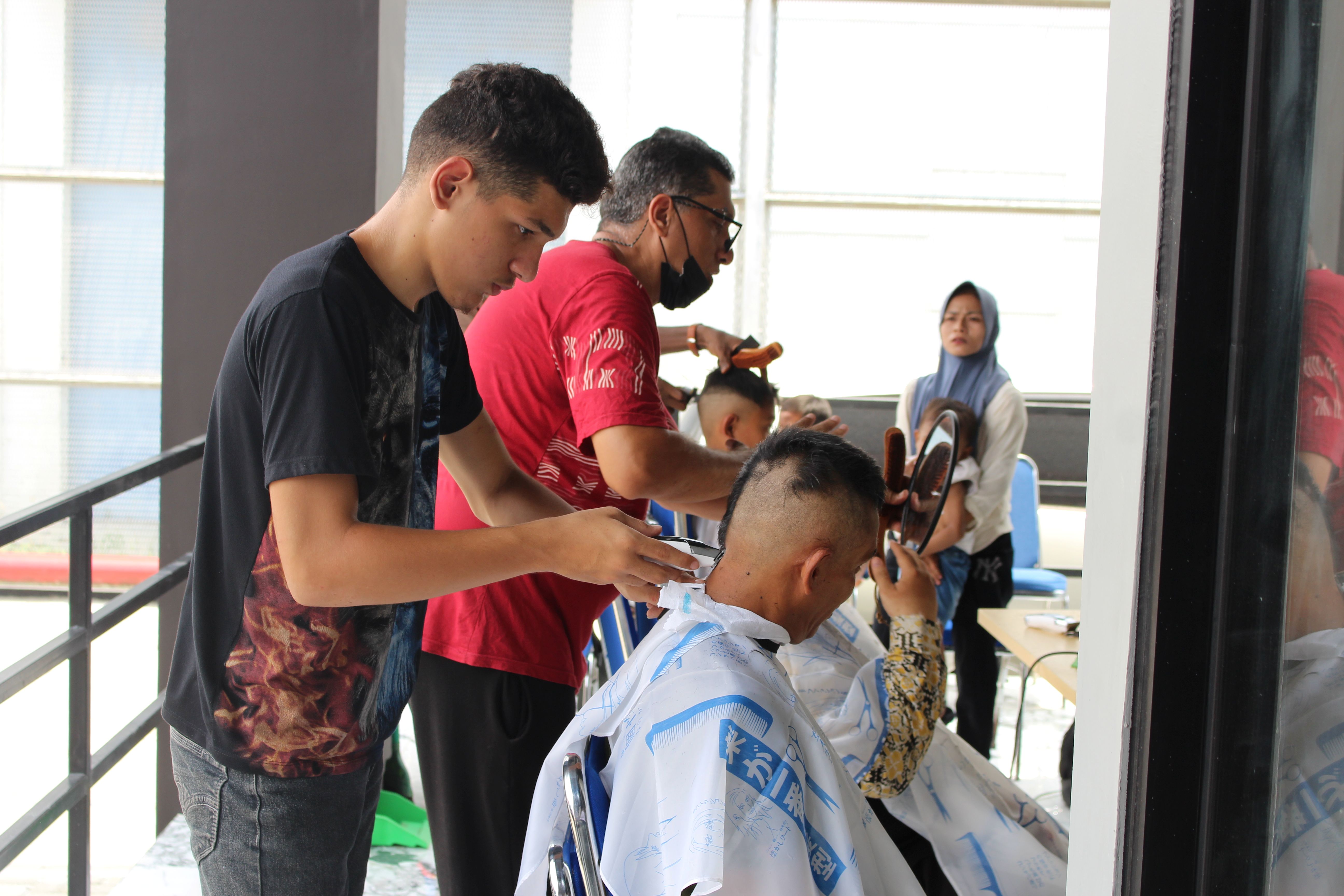 Semarak HUT RI ke-80, Rudenim Medan Gelar Pangkas Rambut dan Makan Bergizi Gratis