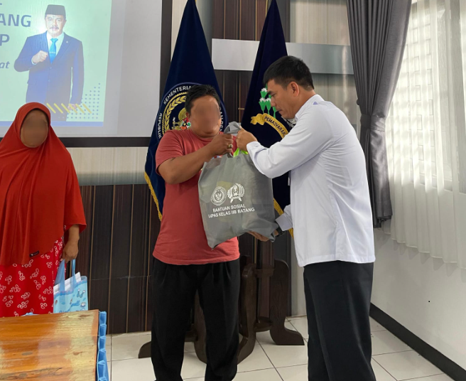 Lapas Batang Salurkan Bantuan Sosial untuk Keluarga Warga Binaan