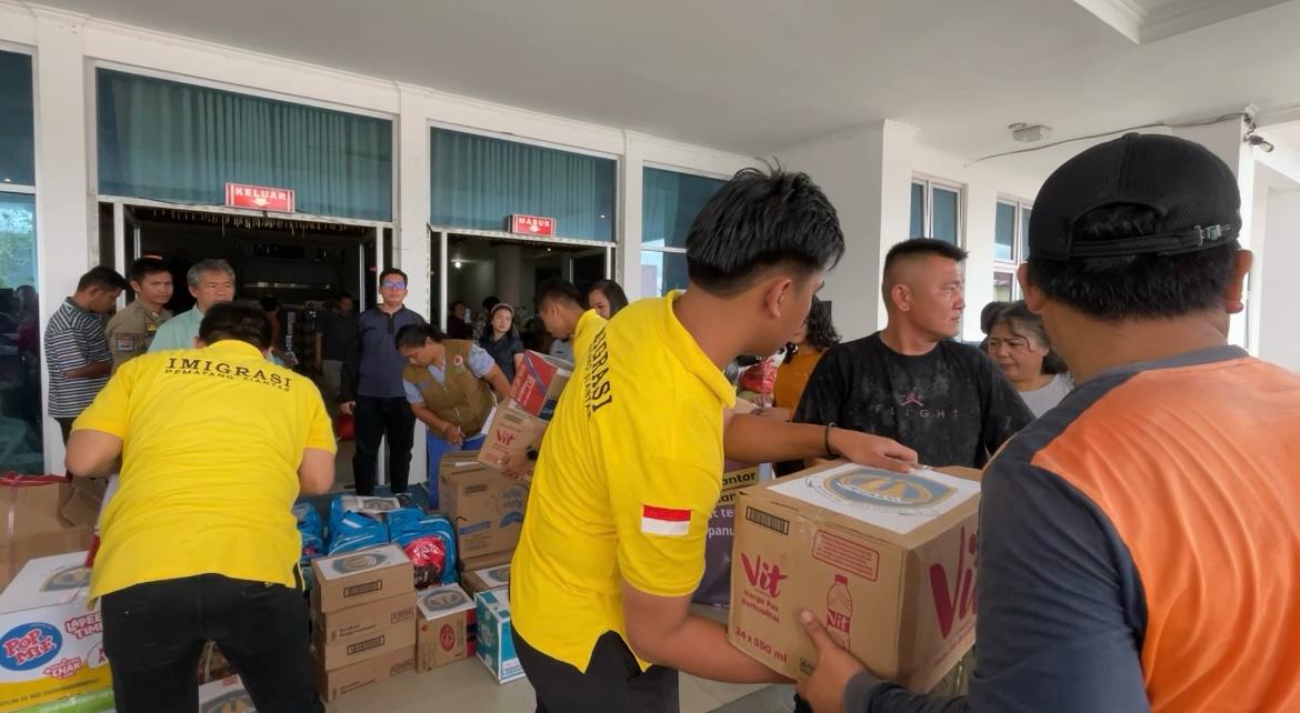 Jajaran Ditjen Imigrasi Sumut Bergerak Cepat Gelar Bakti Sosial untuk Masyarakat Terdampak Banjir