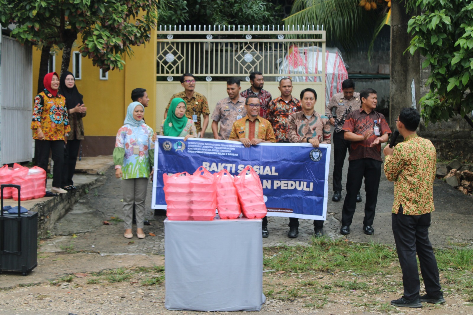 Bapas Baubau Tebar Kepedulian Lewat Sarapan Gratis untuk Masyarakat Sekitar 