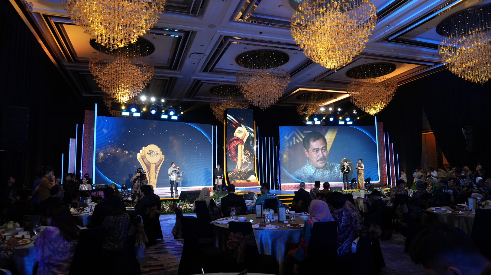 Sukses Transformasi Digital Layanan Publik, Menteri Agus Raih Penghargaan detikcom Awards 2025