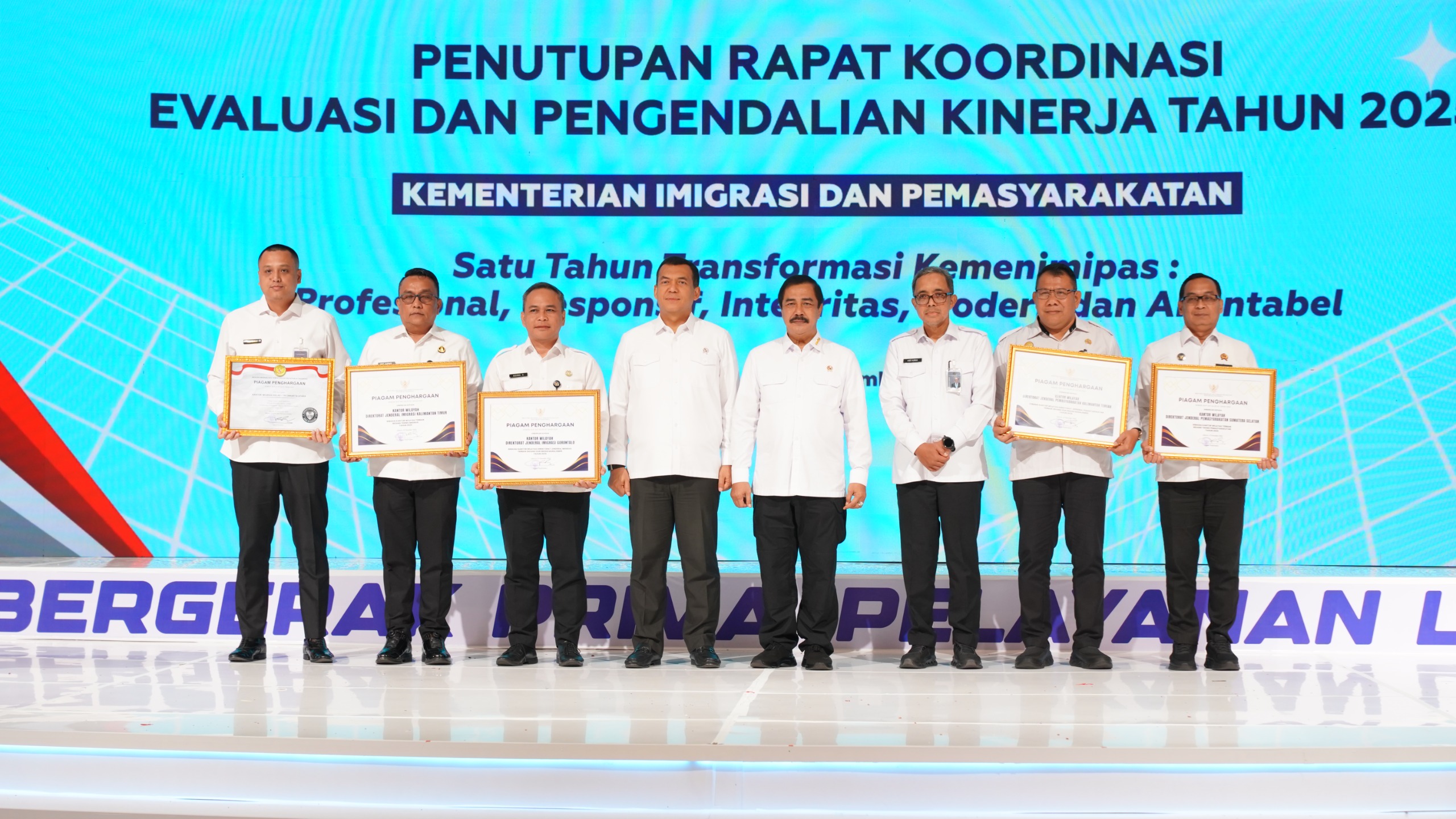 Apresiasi Dedikasi dan Kinerja, Menteri Agus Anugerahkan Penghargaan bagi Pegawai dan Mitra