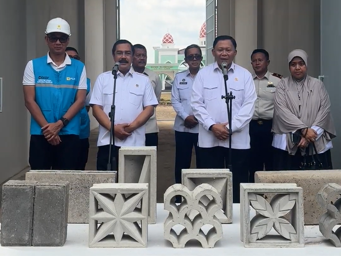 Menteri Agus Tinjau Produksi Paving FABA Berkualitas di Lapas Tangerang