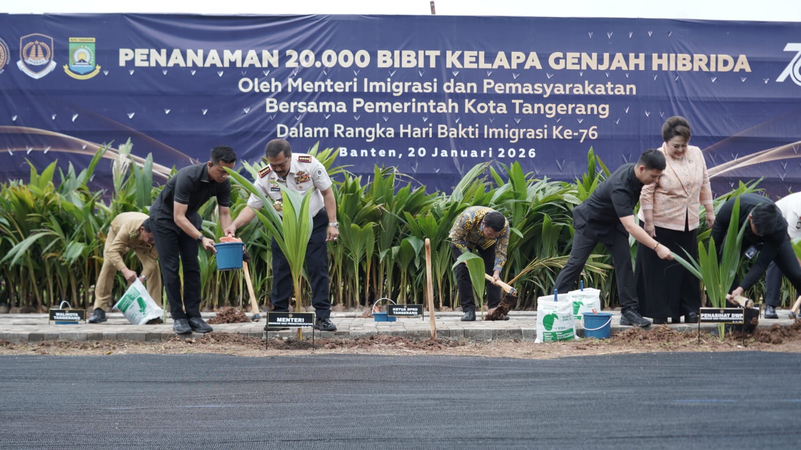 Hari Bakti Imigrasi ke-76, Kemenimipas Perluas Pengabdian Lewat Bakti Sosial dan Penanaman Kelapa
