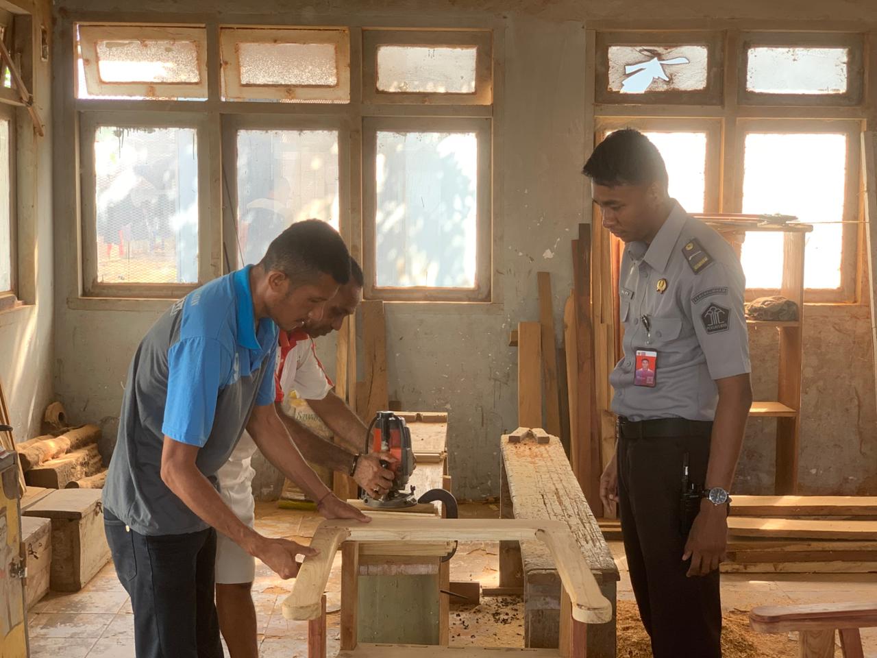 Warga Binaan Lapas Saumlaki Asah Keterampilan Lewat Produksi Meja dan Sofa