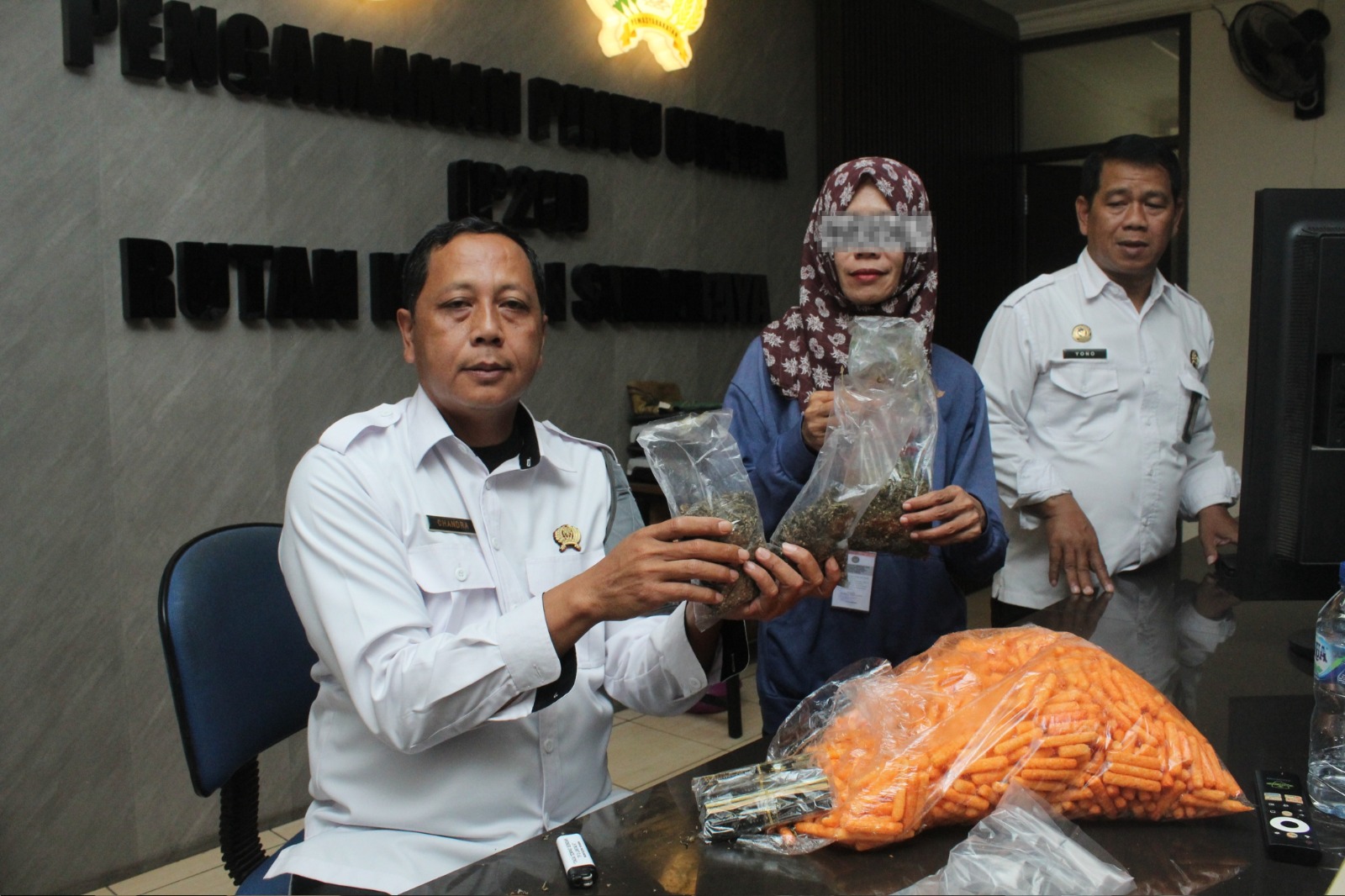 Petugas Rutan Surabaya Gagalkan Upaya Penyelundupan 230 Gram Ganja dalam  Makanan Ringan - Kementerian Imigrasi dan Pemasyarakatan RI