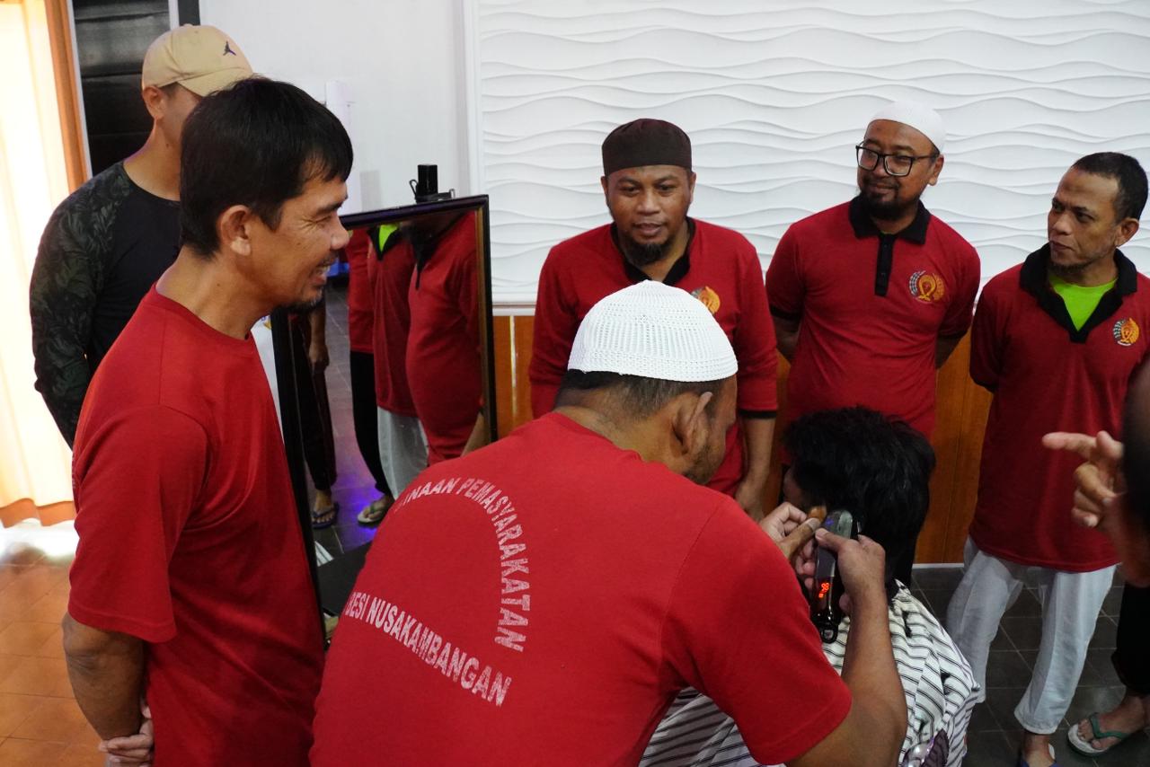 Lapas Besi Nusakambangan Perkuat Program Deradikalisasi melalui Pelatihan Pangkas Rambut