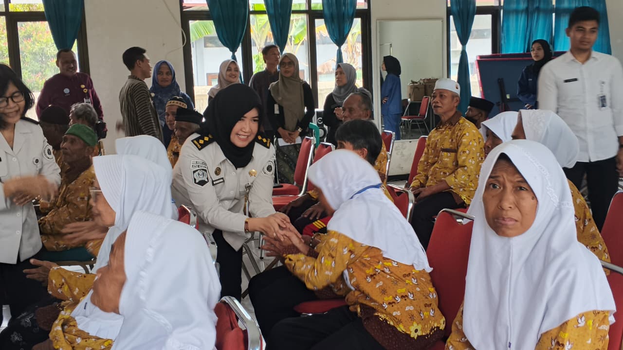 Lapas Kendal Salurkan Bantuan Sosial kepada Lansia di Panti Pelayanan Sosial Cepiring