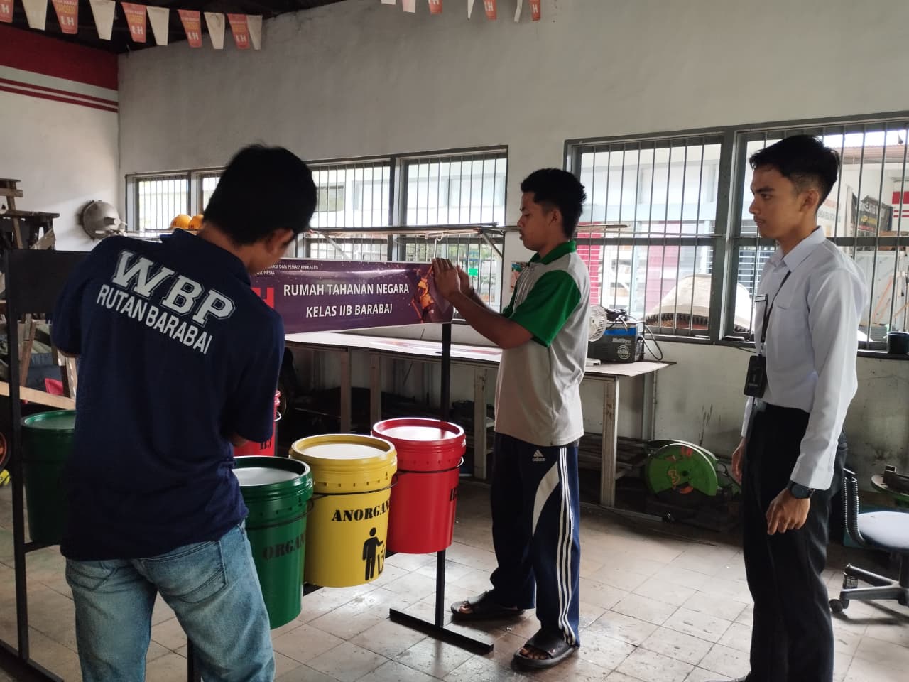Warga Binaan Rutan Barabai Hasilkan Bak Sampah Tiga Warna untuk Dukung Pengelolaan Lingkungan