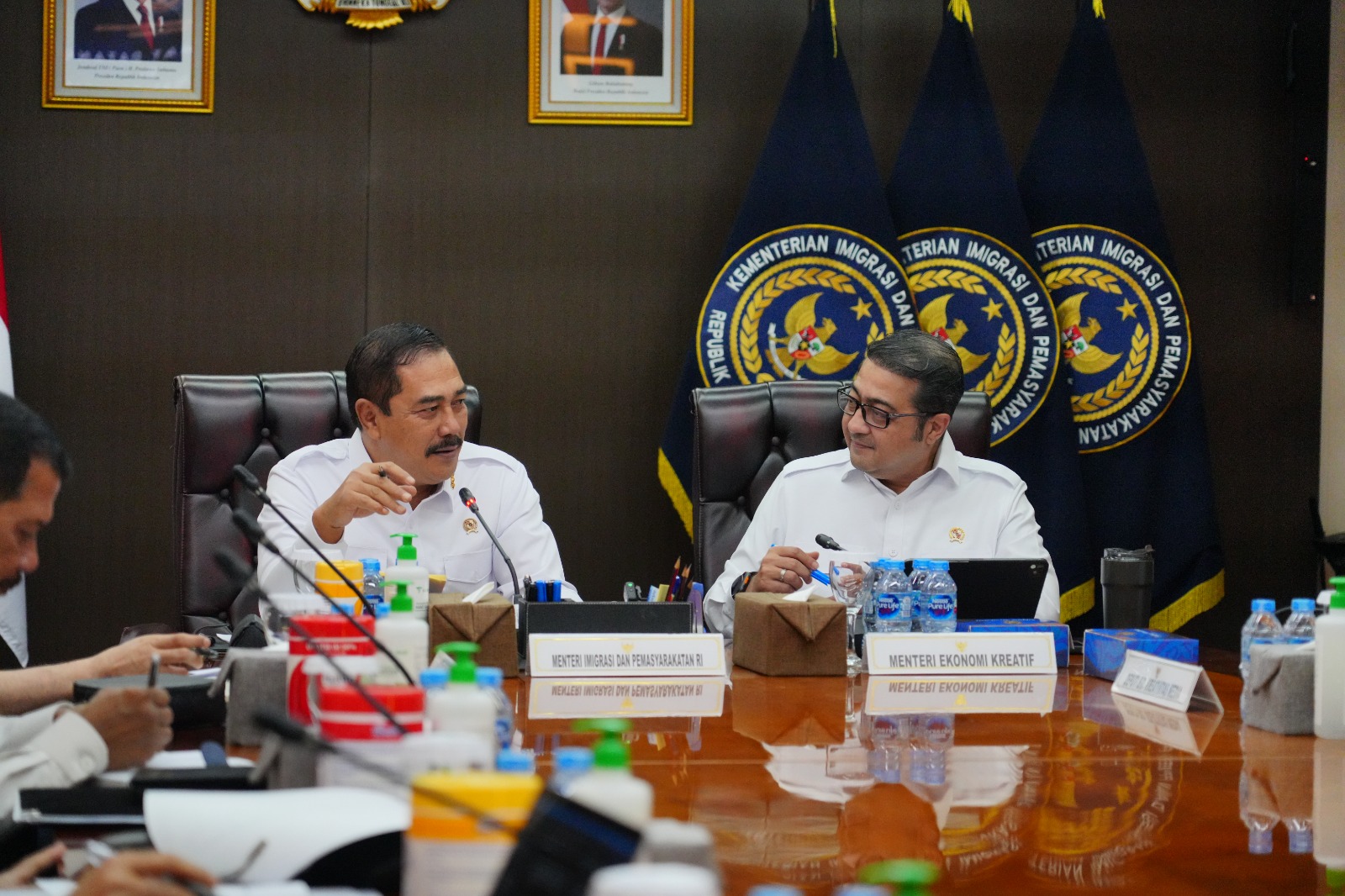 Jaga Iklim Industri Kreatif Lokal, Kemenimipas Deportasi 25 Fotografer Asing Ilegal