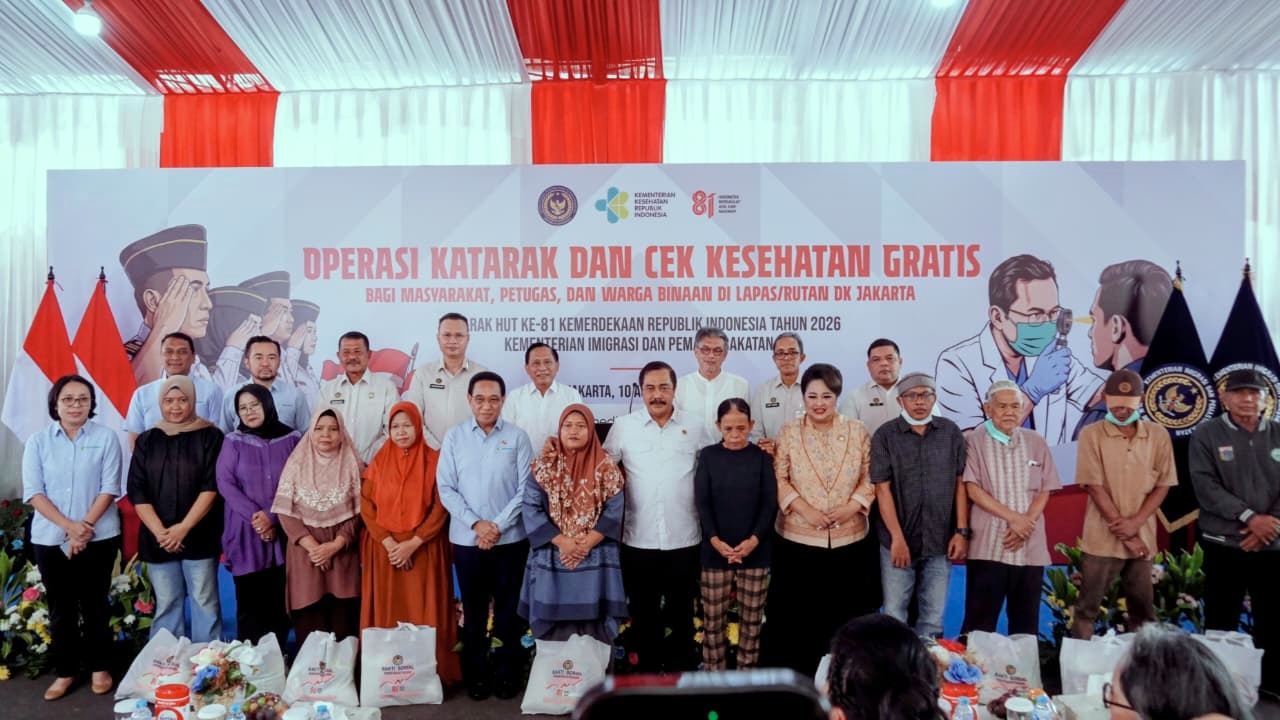 Kemenimipas Salurkan Bansos Sembako kepada 81 Peserta Pemeriksaan Katarak