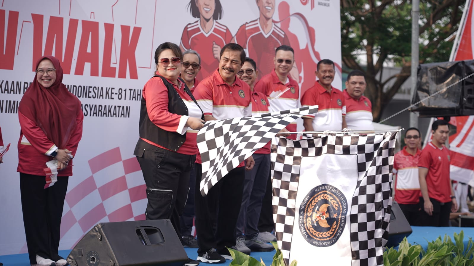 Sambut HUT Ke-81 Kemerdekaan RI, Menteri Agus Membuka Rangkaian Kegiatan Fun Walk, Bakti Sosial, dan Layanan Paspor Simpatik
