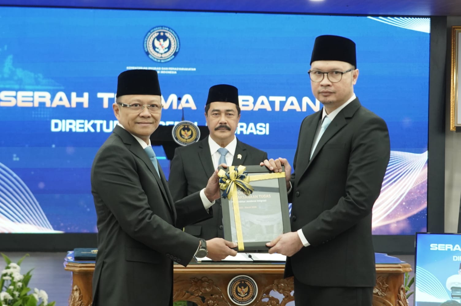 penyerahan_dirjen_imigrasi_baru.jpeg